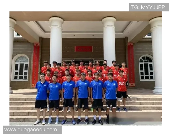 从校园到职业场上上高中的足球明星如何追逐梦想与荣耀