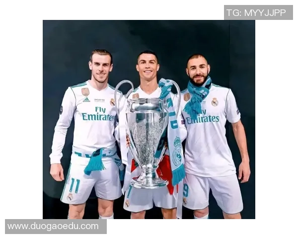 足球明星身着纯白西装的优雅瞬间展现时尚魅力与运动精神的完美结合