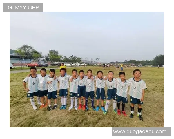 吴芳的足球人生：从草地到绿茵场的深度对话与成长之路