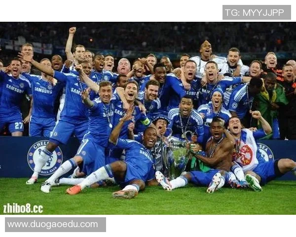 足球明星齐聚一堂高清合影展现足坛风采与荣耀瞬间 足球明星齐聚一堂高清合影展现足坛风采与荣耀瞬间