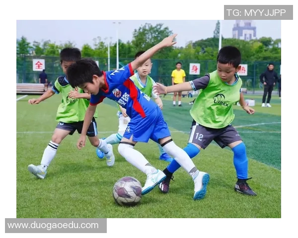 足球巨星激情瞬间集锦展现绿茵场上的荣耀与梦想